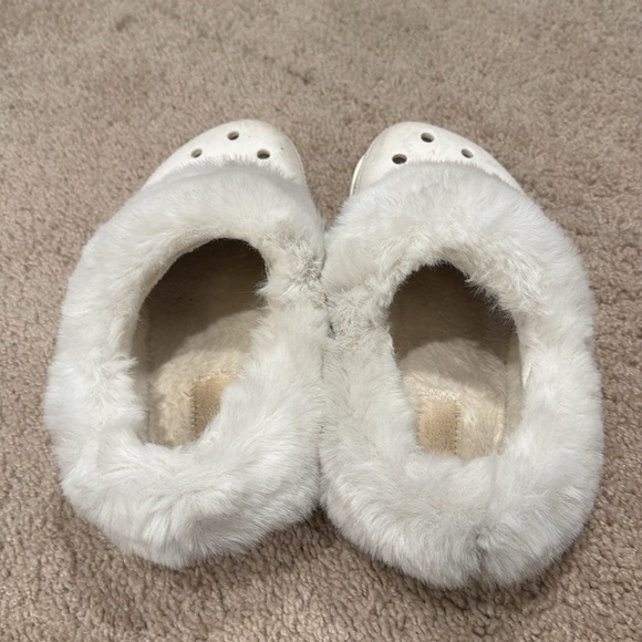 CROCS FUREVER CRUSH SHOE white fluffy women’s size 7 - Picture 2 of 3